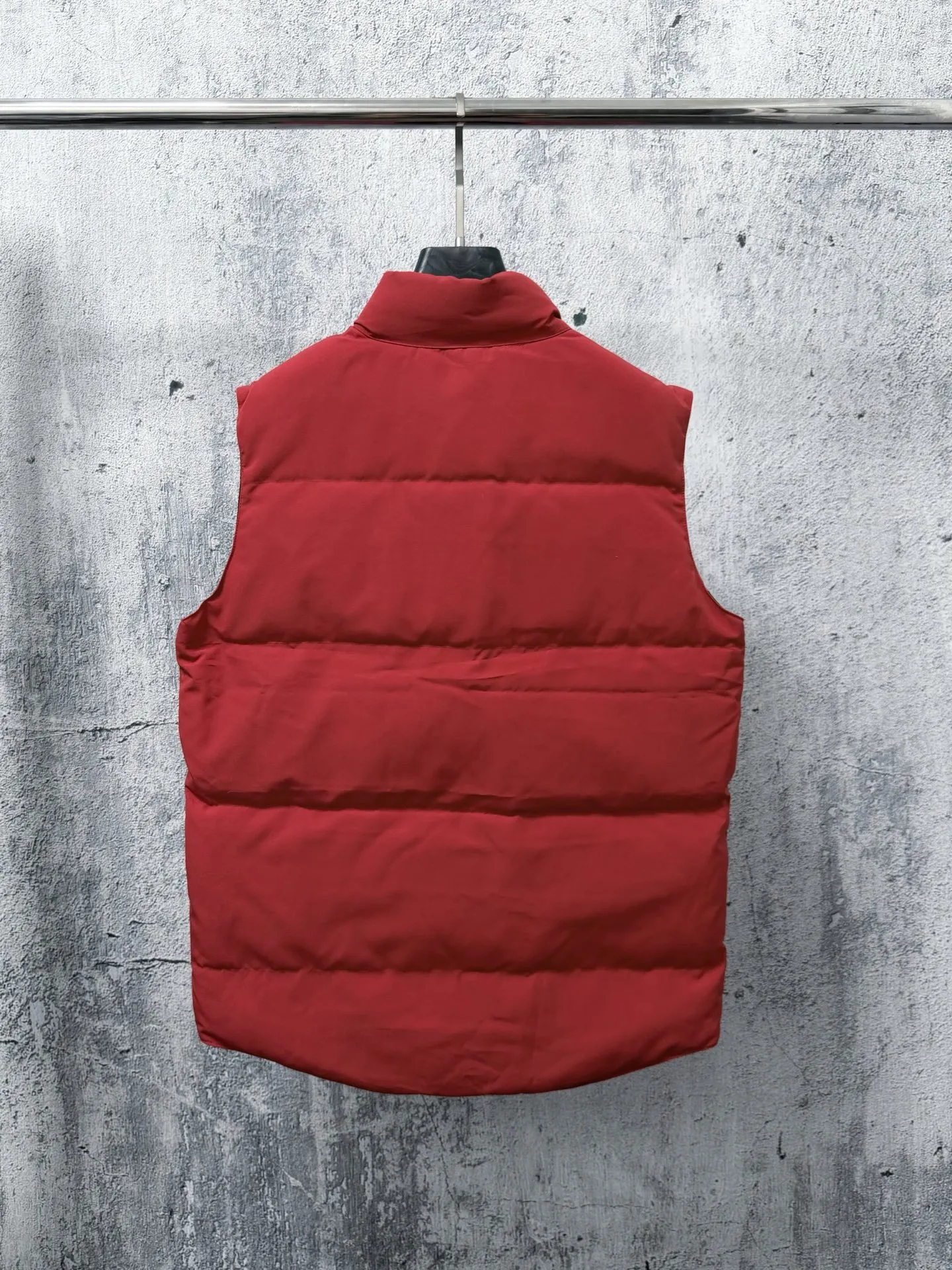 【Canada Goose】Canada Goose #Freestyle Crew 4154M Men’s and Women’s Vest Down# ➖ Imported Behringer embroidery machine and customized 10,000-needle embroidery logo! ➖ Imported 21-count polyester-cotton blended original fabric, using Feather-Light 10D waterproof coating fabric, made of 84.5% polyester fiber and 15.5% cotton, 100% the best feel in the entire network! ➖ The official website of Authentic synchronizes the national standard 80 white duck down, and will never mislead by false claims such as 90 down or goose down! ➖ 100% nylon nylon lining with double double-layer sealing design to prevent velvet from running away. Top-grade polar fleece is used in the collar and pockets to keep warm and comfortable! ➖ Yoshida YKK provides original custom-made electroplated sliders. YKK two-way lockable zippers are tight and smooth and will not peel off paint! ➖ 3M composite original Velcro is durable, and all accessories and hardware are disassembled and customized! ⛔No slander, no exaggeration, no need for too much copywriting, because it is focused, it is professional! SIZE: XS S M L XL XXL
